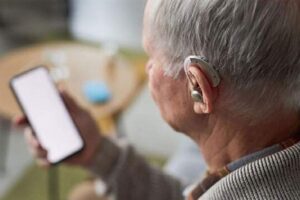 استفاده از سمعک قبل از ۷۰ سالگی می‌تواند خطر ابتلا به زوال عقل را کاهش ‌دهد