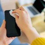 با این روش میکروب‌های پنهان روی گوشی هوشمند خود را از بین ببرید