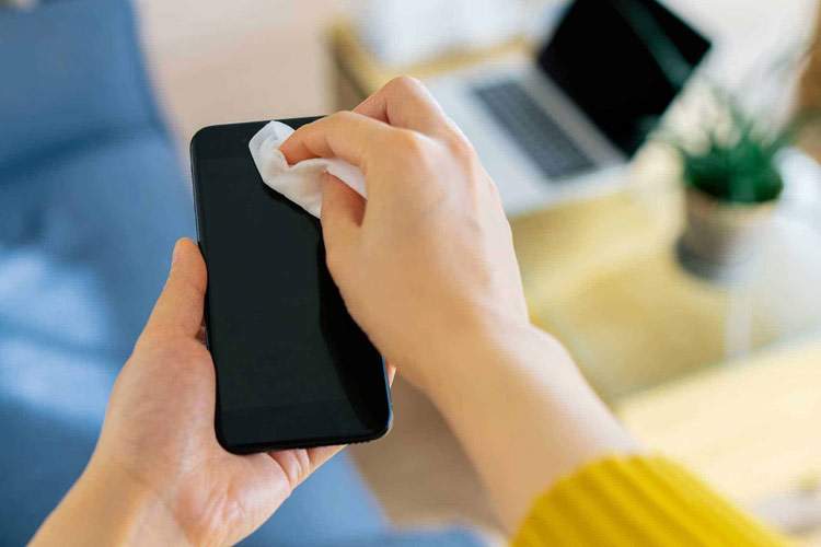 با این روش میکروب‌های پنهان روی گوشی هوشمند خود را از بین ببرید
